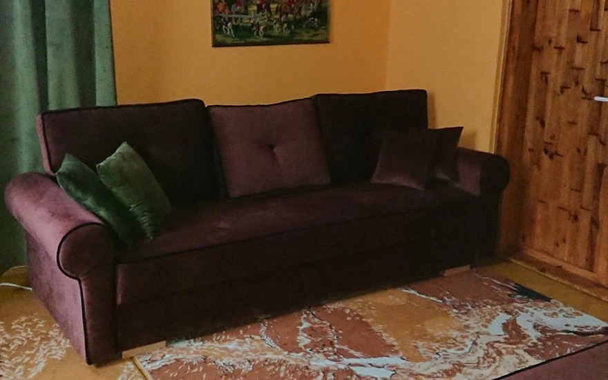 wnętrze pokoju 2-osobowego z kanapą